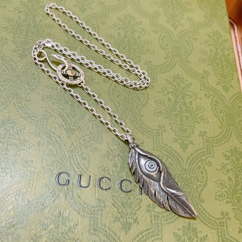 G*u*i necklaces